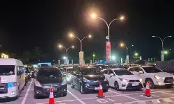 Pelabuhan Merak dipadati kendaraan pemudik pada Minggu dini hari