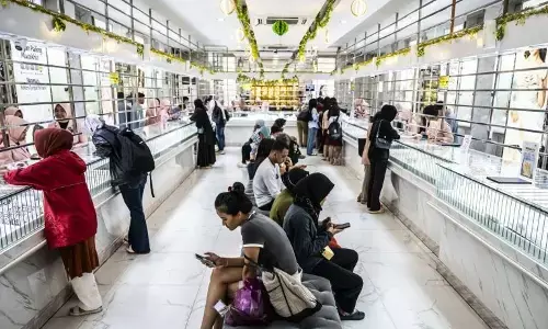Harga emas UBS dan Galeri24 di Pegadaian pada Minggu kompak turun