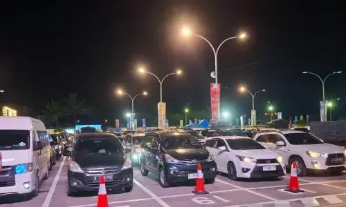 Pelabuhan Merak dipadati kendaraan pemudik pada Minggu dini hari