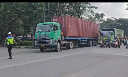 Polda Jateng lakukan penyekatan kendaraan sumbu tiga dalam Operasi Ketupat Candi 2026