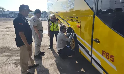 Polda Jateng lakukan ramp check kendaraan dan pemeriksaan kesehatan pengemudi di Pemalang Polda Jateng lakukan ramp check kendaraan dan pemeriksaan kesehatan pengemudi di Pemalang