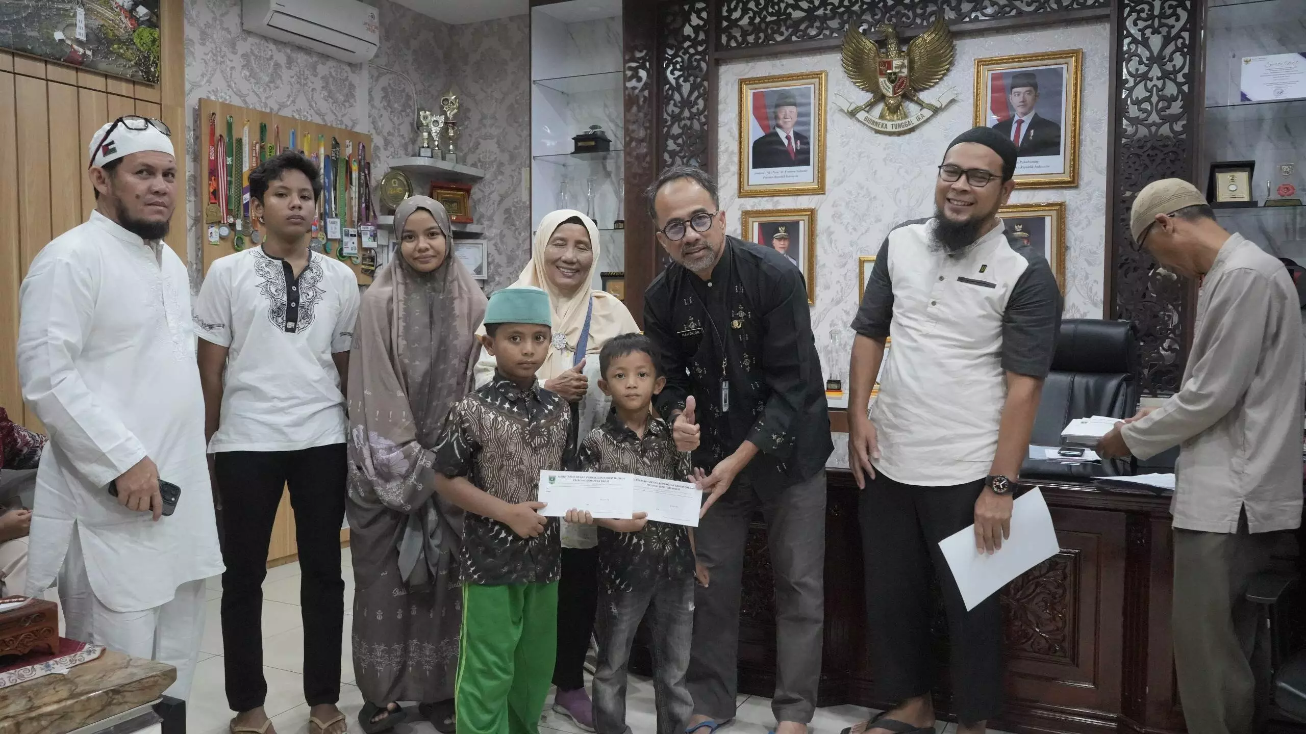 Sekwan DPRD Sumbar serahkan santunan untuk anak yatim Sekwan DPRD Sumbar serahkan santunan untuk anak yatim