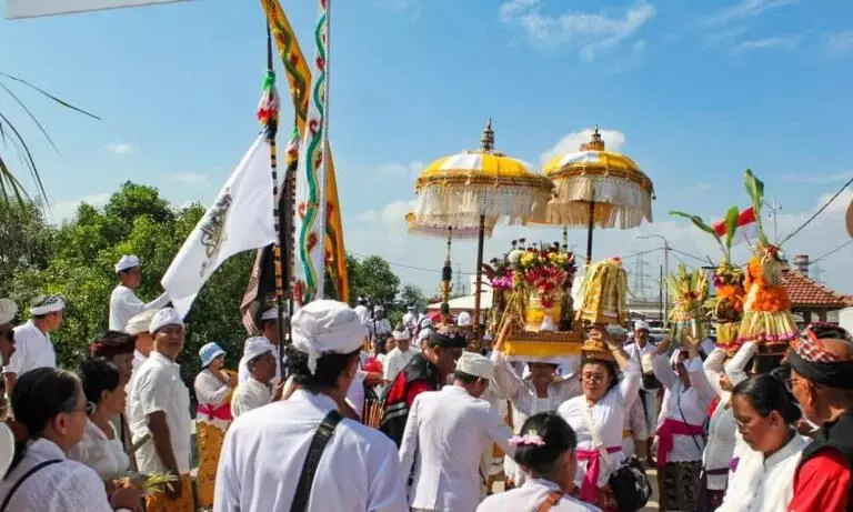 Ribuan umat Hindu Bekasi gelar Melasti di Jembatan Cinta Ribuan umat Hindu Bekasi gelar Melasti di Jembatan Cinta