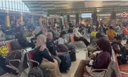 Tiket pesawat mudik lebaran dari Papua ke Jawa habis, pemudik antri di Bandara Sentani Tiket pesawat mudik lebaran dari Papua ke Jawa habis, pemudik antri di Bandara Sentani