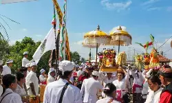 Ribuan umat Hindu Bekasi gelar Melasti di Jembatan Cinta