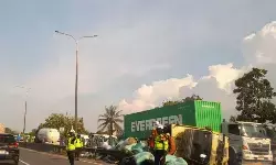 Arus mudik ke Merak tersendat akibat kecelakaan truk gas di tol KM 76 Arus mudik ke Merak tersendat akibat kecelakaan truk gas di tol KM 76