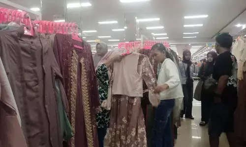 Jelang Idul Fitri, warga Majalengka mulai datangi pusat perbelanjaan Jelang Idul Fitri, warga Majalengka mulai datangi pusat perbelanjaan
