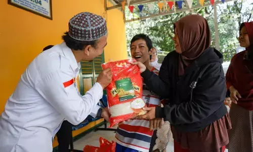 BAZNAS RI salurkan zakat fitrah kepada kelompok difabel dan dhuafa di Rawa Buaya