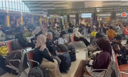 Tiket pesawat mudik lebaran dari Papua ke Jawa habis, pemudik antri di Bandara Sentani Tiket pesawat mudik lebaran dari Papua ke Jawa habis, pemudik antri di Bandara Sentani
