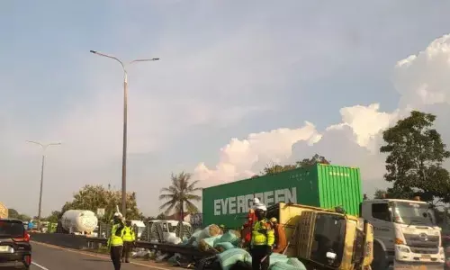 Arus mudik ke Merak tersendat akibat kecelakaan truk gas di tol KM 76 Arus mudik ke Merak tersendat akibat kecelakaan truk gas di tol KM 76