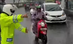 Diguyur hujan saat berpuasa, Satlantas Polresta Malang Kota tetap siaga urai kemacetan