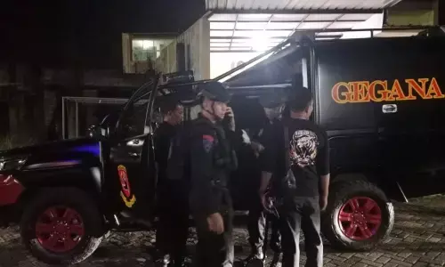 Kapolda Jatim pantau langsung olah TKP ledakan masjid di Jember Kapolda Jatim pantau langsung olah TKP ledakan masjid di Jember