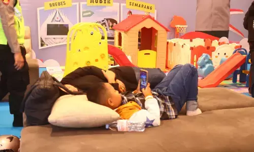 Nyaman Valet Ride Polres Brebes bikin bocah tertidur nyenyak saat tunggu keberangkatan