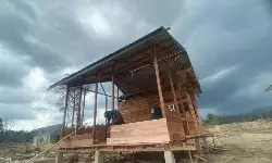 Warga manfaatkan kayu sisa banjir untuk bangun huntara