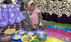 Penyintas di huntara Agam olah bantuan sembako jadi kue Lebaran