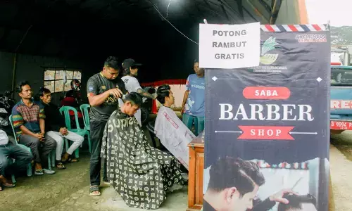 Jelang Lebaran, Sentra Kemensos beri potong rambut gratis korban bencana Brebes