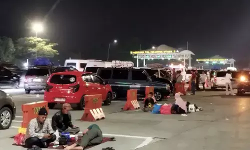 Puluhan mobil pemudik menepi di GT Cikampek untuk sahur saat one way