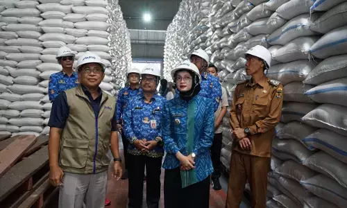 Stok melimpah, jelang lebaran Bulog Kediri distribusikan pemerataan beras ke luar Pulau Jawa, Papua dan NTT