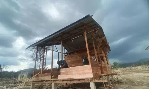 Warga manfaatkan kayu sisa banjir untuk bangun huntara