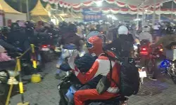 Pemudik berkostum Power Ranger curi perhatian di Pelabuhan Ciwandan Pemudik berkostum Power Ranger curi perhatian di Pelabuhan Ciwandan