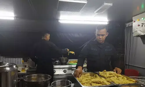 Dapur lapangan Polda bagikan makanan gratis di Pelabuhan Ciwandan