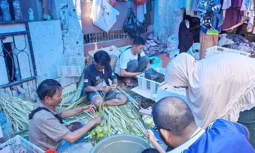 Warga berburu kulit ketupat di Pasar Jatinegara jelang Lebaran