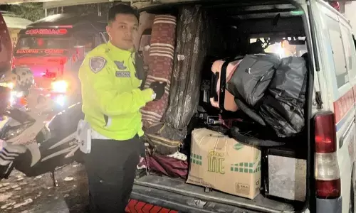 Polisi hentikan mobil ambulans yang membawa pemudik di Garut