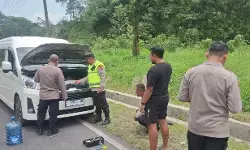 Mobil pemudik mogok, Polisi Salatiga bantu isi air radiator