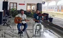Menunggu kereta jadi lebih hangat, KAI Sumbar hadirkan musik live di Stasiun Padang Menunggu kereta jadi lebih hangat, KAI Sumbar hadirkan musik live di Stasiun Padang