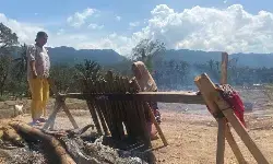 Warga di Tukka mempertahankan tradisi memasak lemang menjelang Lebaran