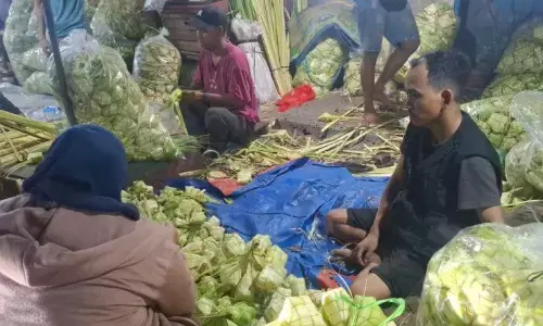 Pedagang kulit ketupat di Palmerah banjir pesanan