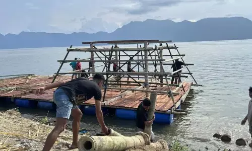 Warga terdampak bencana Agam kebut pembuatan rakik-rakik untuk Lebaran
