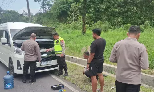 Mobil pemudik mogok, Polisi Salatiga bantu isi air radiator Mobil pemudik mogok, Polisi Salatiga bantu isi air radiator