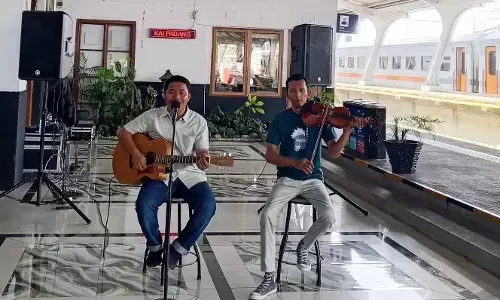 Menunggu kereta jadi lebih hangat, KAI Sumbar hadirkan musik live di Stasiun Padang Menunggu kereta jadi lebih hangat, KAI Sumbar hadirkan musik live di Stasiun Padang