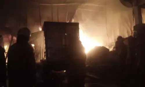 Pabrik plastik di Cengkareng terbakar diduga akibat dilempari petasan