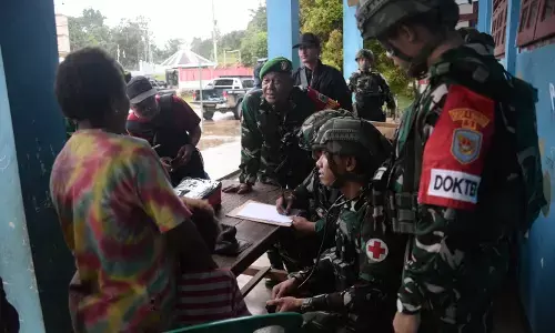 Tim patroli gabungan Koops TNI Papua evakuasi 21 pengungsi di Aifat Timur Jauh Maybrat Tim patroli gabungan Koops TNI Papua evakuasi 21 pengungsi di Aifat Timur Jauh Maybrat