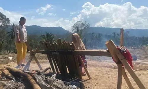 Warga di Tukka mempertahankan tradisi memasak lemang menjelang Lebaran