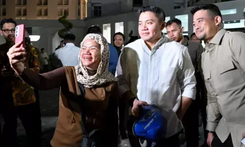 Gubernur Sumut bagikan 2.500 bingkisan Presiden di malam Idul Fitri Gubernur Sumut bagikan 2.500 bingkisan Presiden di malam Idul Fitri