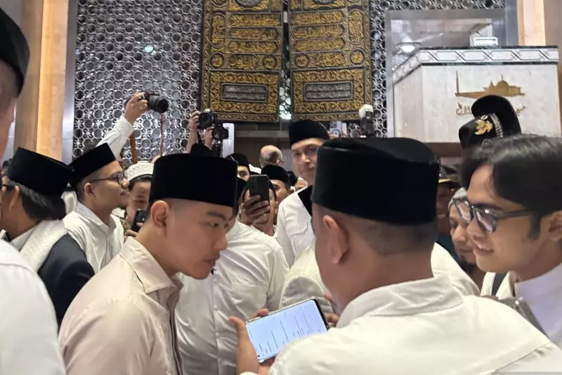 Gibran sempatkan swafoto dan berbincang dengan warga usai salat Id Gibran sempatkan swafoto dan berbincang dengan warga usai salat Id