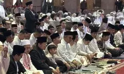 Wapres shalat di Masjid Istiqlal bersama Jan Ethes dan smenteri Wapres shalat di Masjid Istiqlal bersama Jan Ethes dan smenteri