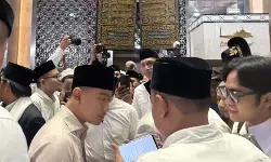 Gibran sempatkan swafoto dan berbincang dengan warga usai salat Id Gibran sempatkan swafoto dan berbincang dengan warga usai salat Id