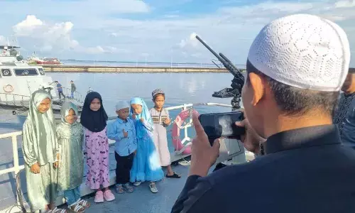 Warga serbu KRI setelah shalat Idul Fitri 2026 di Mako Kodaeral VI Warga serbu KRI setelah shalat Idul Fitri 2026 di Mako Kodaeral VI