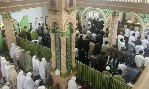 Salat Id digelar di tengah jejak sisa banjir di Agam Salat Id digelar di tengah jejak sisa banjir di Agam