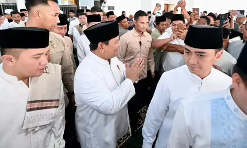 Prabowo Salat Idulfitri dan Halalbihalal dengan jemaah Masjid Darussalam Aceh Tamiang Prabowo Salat Idulfitri dan Halalbihalal dengan jemaah Masjid Darussalam Aceh Tamiang