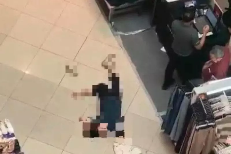 Seorang pengunjung mall diMedan diduga bunuh diri lompat dari lantai 4 Seorang pengunjung mall diMedan diduga bunuh diri lompat dari lantai 4