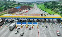 Kendaraan dari barat masuk gerbang Kalikangkung Semarang relatif padat Kendaraan dari barat masuk gerbang Kalikangkung Semarang relatif padat