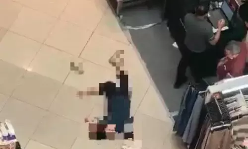 Seorang pengunjung mall diMedan diduga bunuh diri lompat dari lantai 4