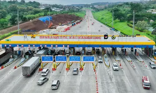 Kendaraan dari barat masuk gerbang Kalikangkung Semarang relatif padat