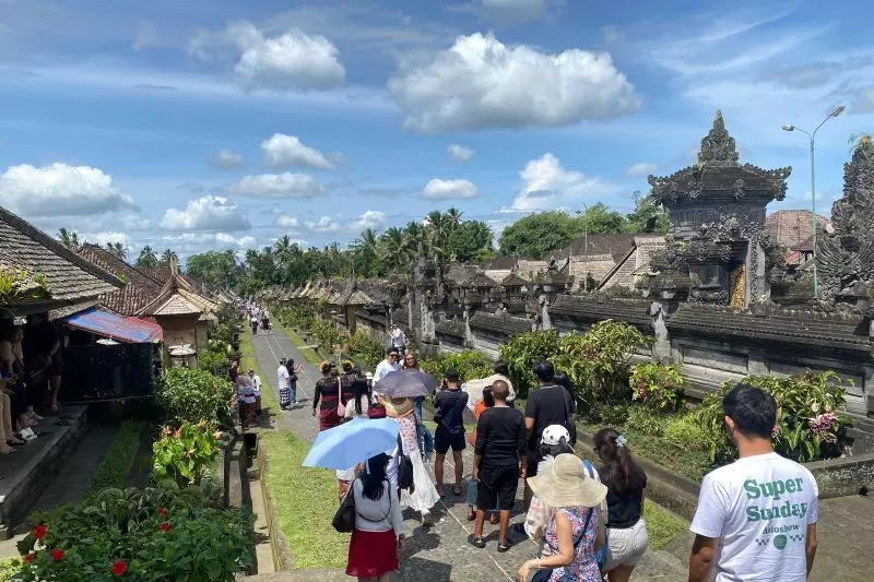 Wisatawan domestik dominasi kunjungan di Desa Wisata Penglipuran Wisatawan domestik dominasi kunjungan di Desa Wisata Penglipuran