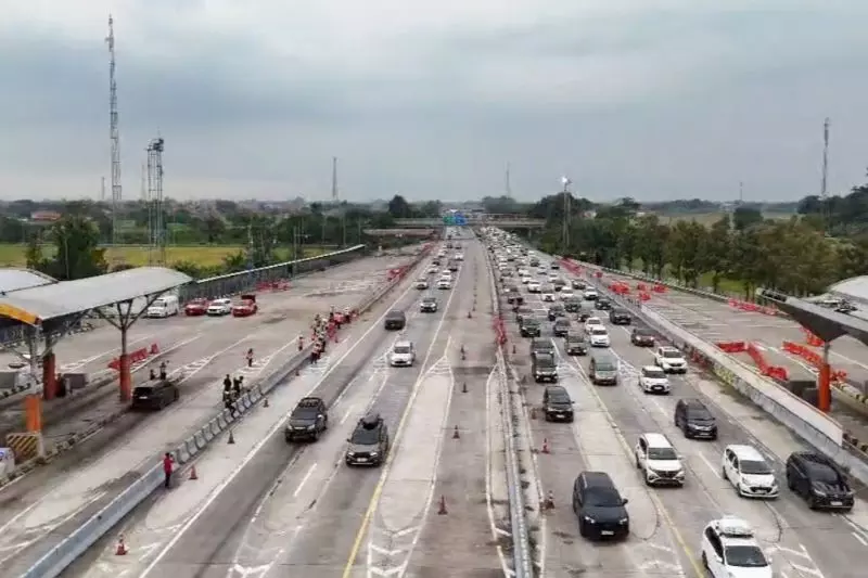 Rekayasa lalu lintas one way resmi diberlakukan di Tol Cipali Rekayasa lalu lintas one way resmi diberlakukan di Tol Cipali